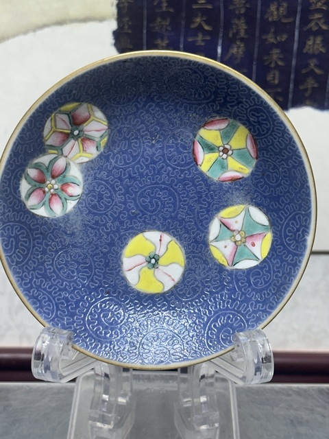 古玩陶瓷藍釉地軋道粉彩皮球花盤真品鑒賞圖