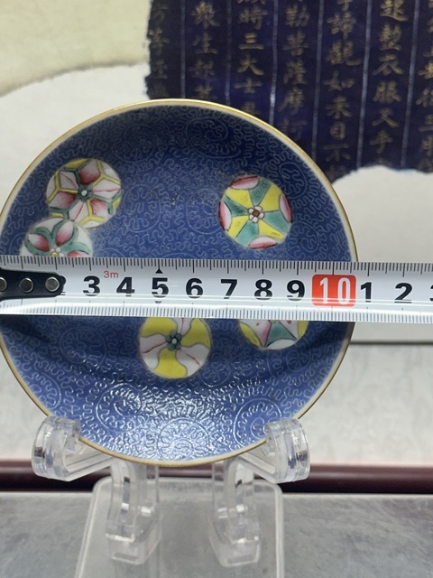 古玩陶瓷藍釉地軋道粉彩皮球花盤真品鑒賞圖