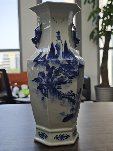 古玩陶瓷山水紋青花瓶真品鑒賞圖