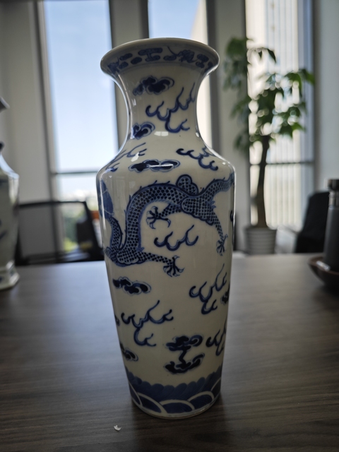 古玩陶瓷青花趕珠龍紋撇口瓶真品鑒賞圖