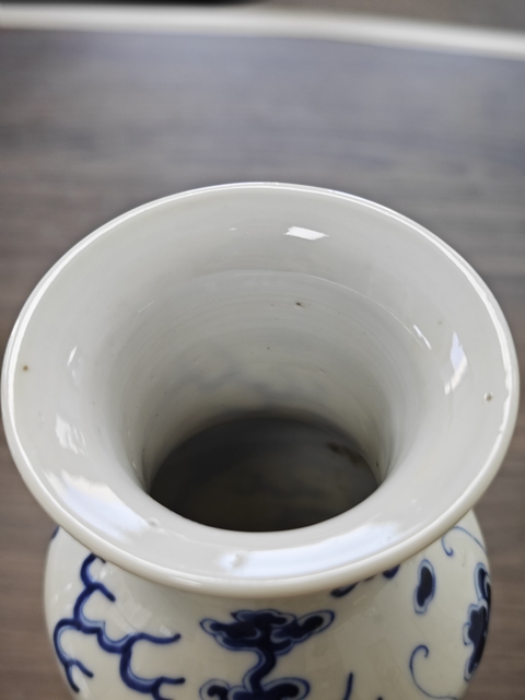 古玩陶瓷青花趕珠龍紋撇口瓶真品鑒賞圖