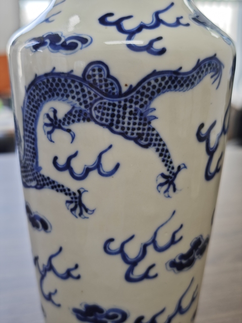 古玩陶瓷青花趕珠龍紋撇口瓶真品鑒賞圖