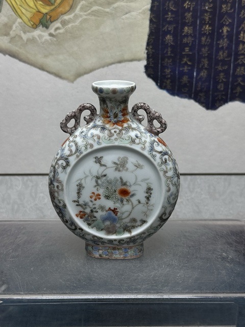 古玩陶瓷花蝶紋粉彩抱月瓶真品鑒賞圖