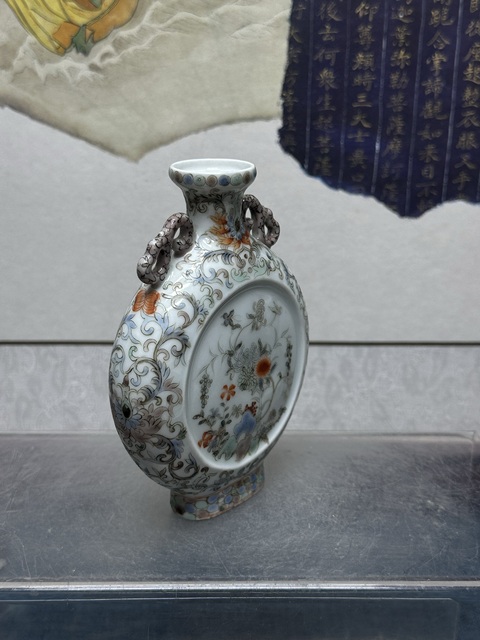 古玩陶瓷花蝶紋粉彩抱月瓶真品鑒賞圖