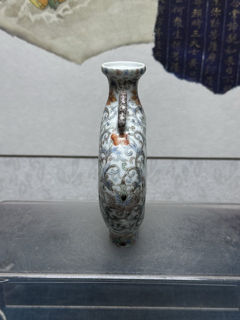 古玩陶瓷花蝶紋粉彩抱月瓶真品鑒賞圖