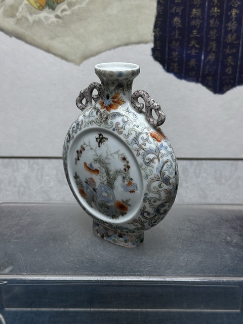 古玩陶瓷花蝶紋粉彩抱月瓶真品鑒賞圖