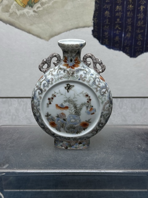 古玩陶瓷花蝶紋粉彩抱月瓶真品鑒賞圖
