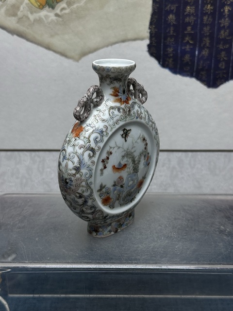 古玩陶瓷花蝶紋粉彩抱月瓶真品鑒賞圖