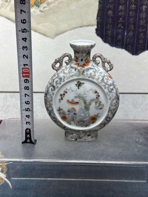古玩陶瓷花蝶紋粉彩抱月瓶真品鑒賞圖