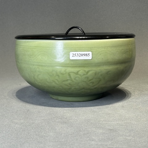 古玩陶瓷龍泉青瓷刻花碗真品鑒賞圖