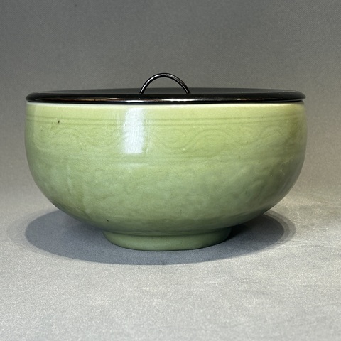 古玩陶瓷龍泉青瓷刻花碗真品鑒賞圖