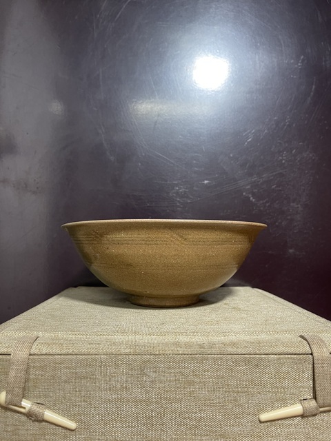 古玩陶瓷宋龍泉青瓷黃釉刻花大碗拍賣,當(dāng)前價(jià)格2800元