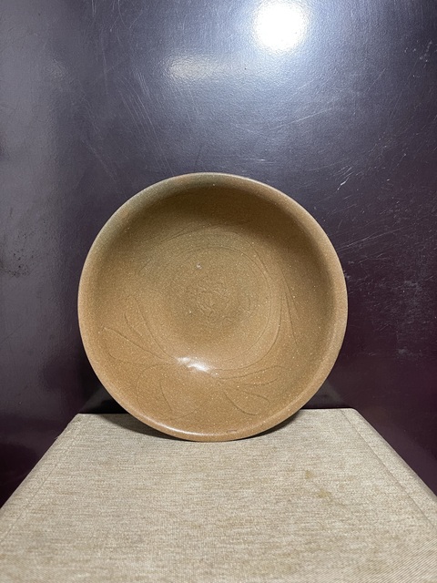 古玩陶瓷宋龍泉青瓷黃釉刻花大碗拍賣,當(dāng)前價(jià)格2800元