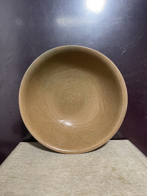 古玩陶瓷宋龍泉青瓷黃釉刻花大碗拍賣,當(dāng)前價(jià)格2800元
