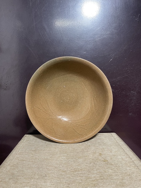 古玩陶瓷宋龍泉青瓷黃釉刻花大碗拍賣,當(dāng)前價(jià)格2800元