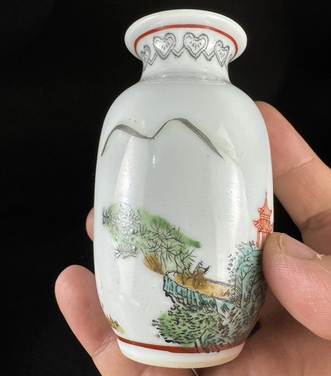 古玩陶瓷粉彩山水人物撇口瓶拍賣,當前價格165元