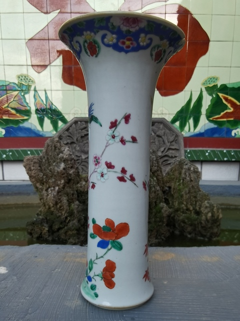 古玩陶瓷清代乾隆花鳥紋粉彩束腰花觚拍賣，當前價格5500元