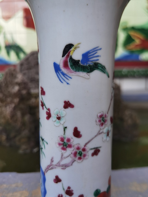 古玩陶瓷清代乾隆花鳥紋粉彩束腰花觚拍賣，當前價格5500元