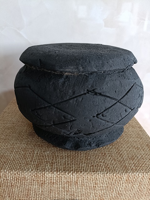 古玩陶瓷明早期刻花黑陶鼓拍賣，當(dāng)前價(jià)格299元