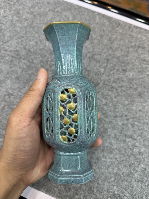 古玩陶瓷民國 爐鈞釉鏤空方瓶真品鑒賞圖