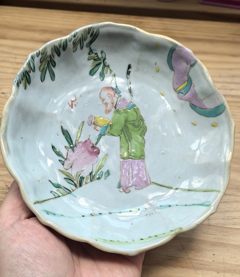 古玩陶瓷福在眼前澆花圖粉彩盤真品鑒賞圖