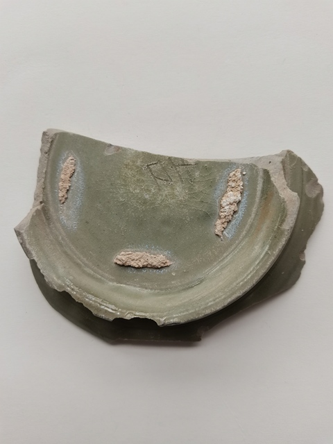 古玩陶瓷越窯青瓷刻蝴蝶紋標本真品鑒賞圖