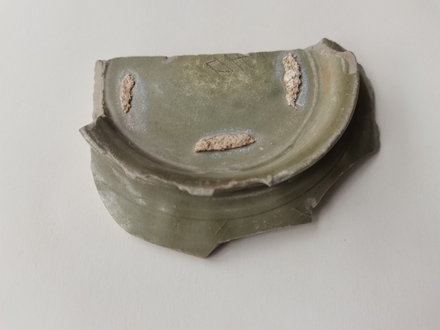 古玩陶瓷越窯青瓷刻蝴蝶紋標本真品鑒賞圖