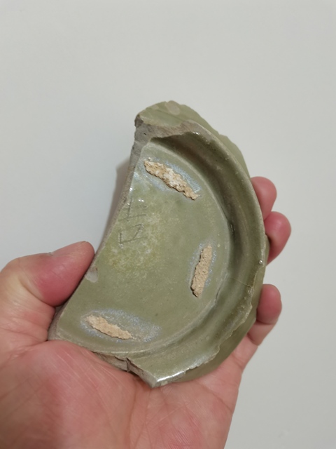 古玩陶瓷越窯青瓷刻蝴蝶紋標本真品鑒賞圖