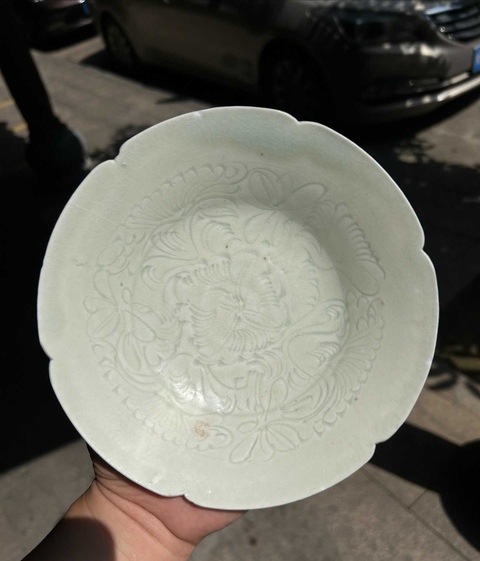 古玩陶瓷宋代·白釉刻花折腰花口盤真品鑒賞圖