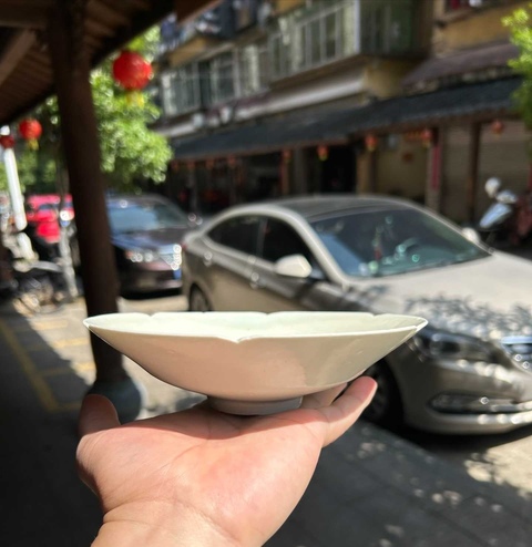 古玩陶瓷宋代·白釉刻花折腰花口盤真品鑒賞圖
