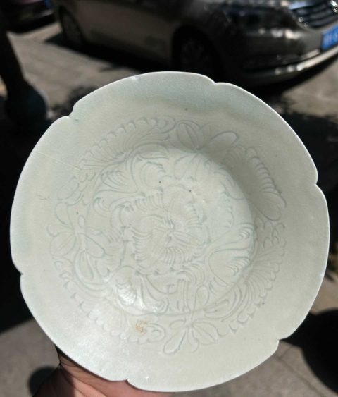 古玩陶瓷宋代·白釉刻花折腰花口盤真品鑒賞圖