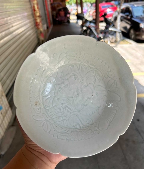 古玩陶瓷宋代·白釉刻花折腰花口盤真品鑒賞圖