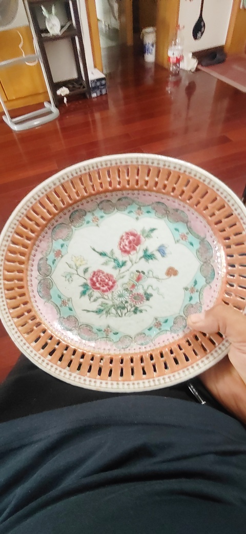 古玩陶瓷粉彩鏤空盤真品鑒賞圖