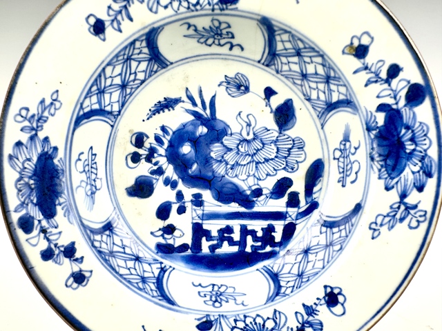 古玩陶瓷清康熙·青花洞石花卉深腹折沿盤真品鑒賞圖