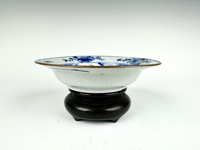 古玩陶瓷清康熙·青花洞石花卉深腹折沿盤真品鑒賞圖