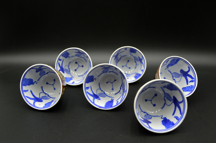 古玩陶瓷醬釉內青花魚藻紋杯真品鑒賞圖