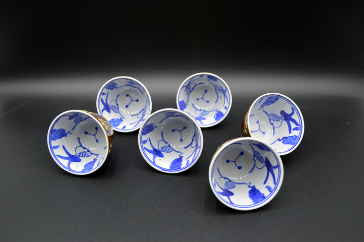 古玩陶瓷醬釉內青花魚藻紋杯真品鑒賞圖