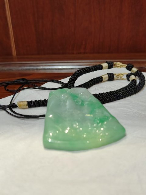 天然翡翠雕“山水牌”拍賣，當(dāng)前價格6800元