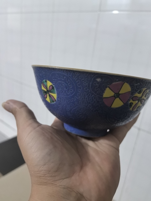 古玩陶瓷藍(lán)釉軋道粉彩皮球花碗拍賣，當(dāng)前價(jià)格6666元
