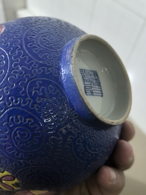 古玩陶瓷藍(lán)釉軋道粉彩皮球花碗拍賣，當(dāng)前價(jià)格6666元
