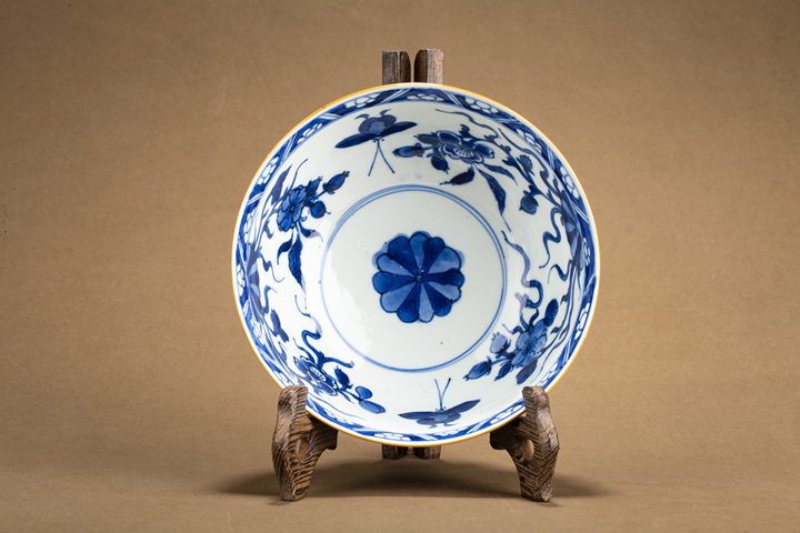 古玩陶瓷清康熙·外紫金釉內青花花蝶紋碗拍賣，當前價格3999元