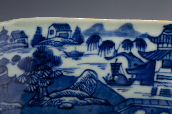 古玩陶瓷清乾隆·青花山水樓閣紋牲耳恭盒真品鑒賞圖