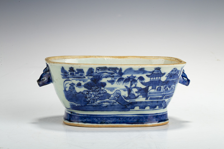 古玩陶瓷清乾隆·青花山水樓閣紋牲耳恭盒真品鑒賞圖