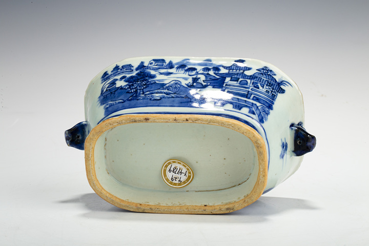 古玩陶瓷清乾隆·青花山水樓閣紋牲耳恭盒真品鑒賞圖