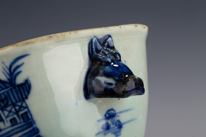 古玩陶瓷清乾隆·青花山水樓閣紋牲耳恭盒真品鑒賞圖