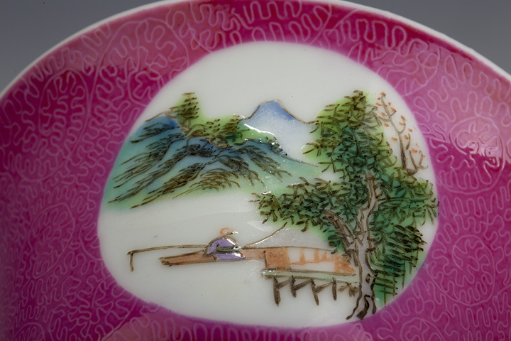 古玩陶瓷胭脂紅軋道粉彩山水人物紋茶碗拍賣，當(dāng)前價(jià)格6800元