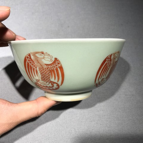 古玩陶瓷豆青地礬紅團鳳紋碗真品鑒賞圖
