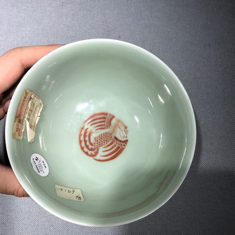 古玩陶瓷豆青地礬紅團鳳紋碗真品鑒賞圖