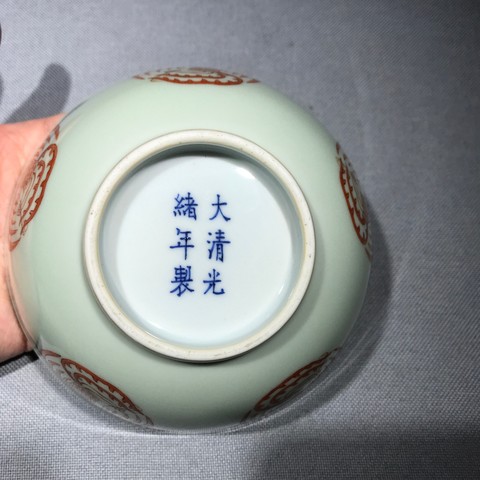 古玩陶瓷豆青地礬紅團鳳紋碗真品鑒賞圖