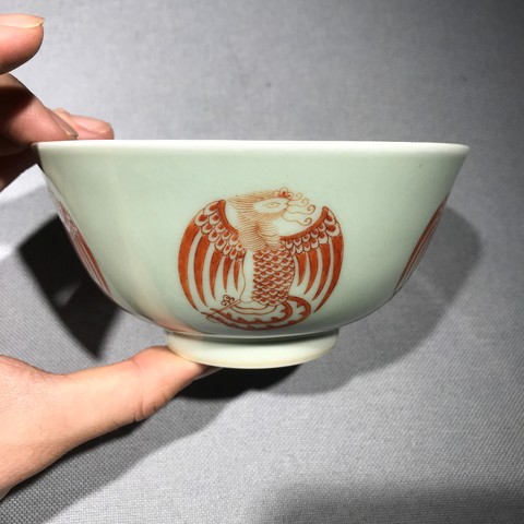 古玩陶瓷豆青地礬紅團鳳紋碗真品鑒賞圖